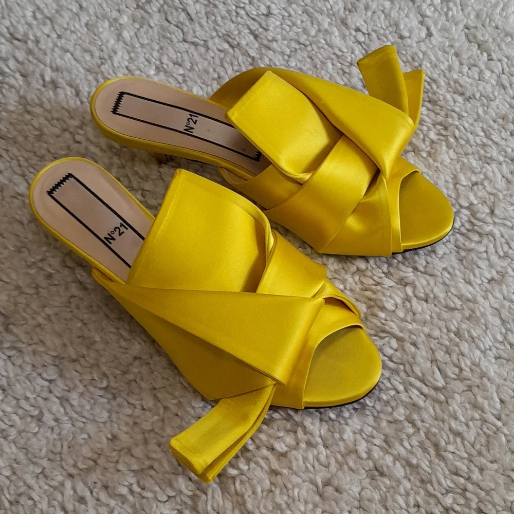 No 21 YELLOW SATIN Kitten Heels Size 7 - Picture 14 of 16